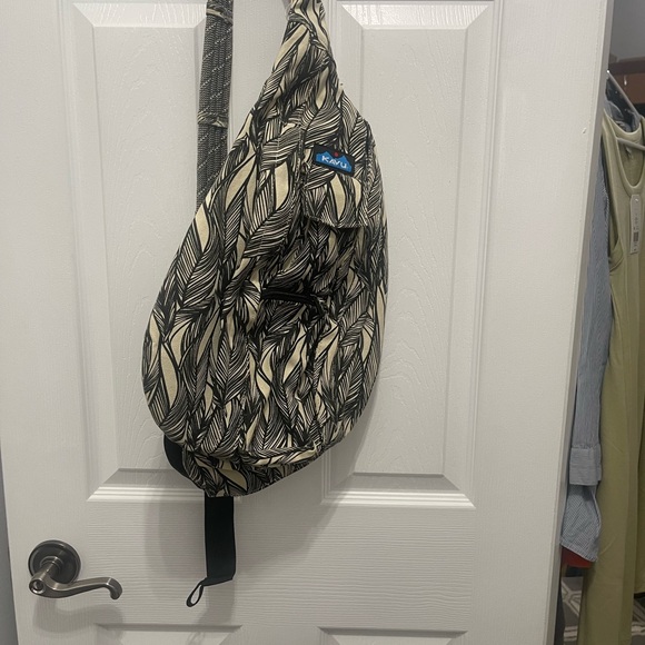 Kavu Handbags - Kavu Black and Cream Sling Bag